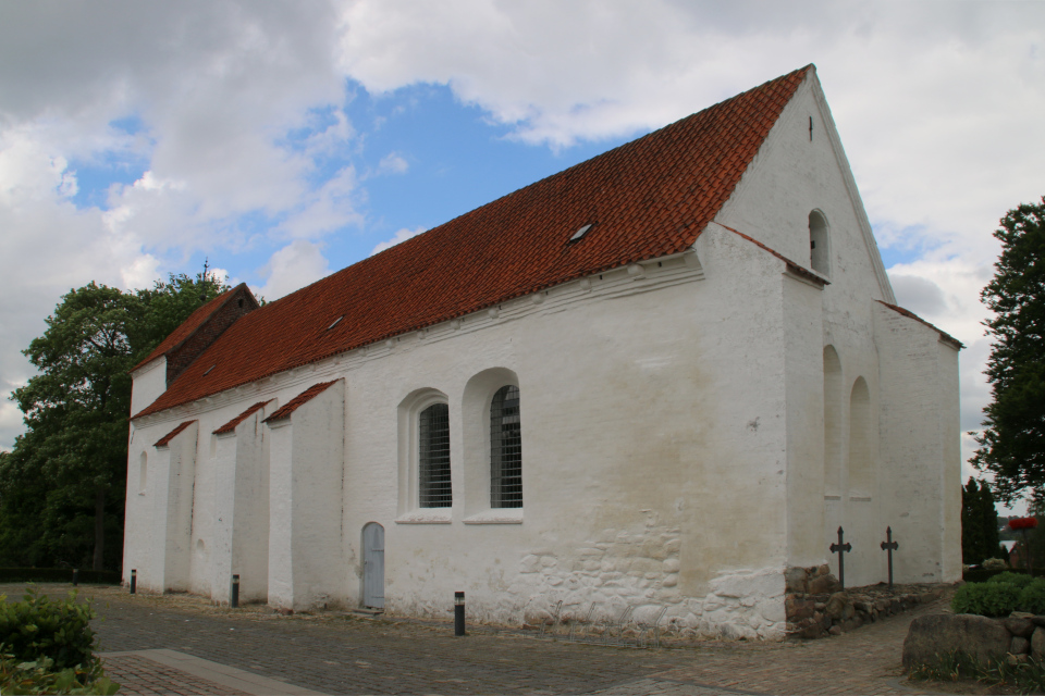 Церковь Асмильд - вид со стороны расположения бывшего монастыря, г. Виборг, Дания. Фото 2 июн. 2021