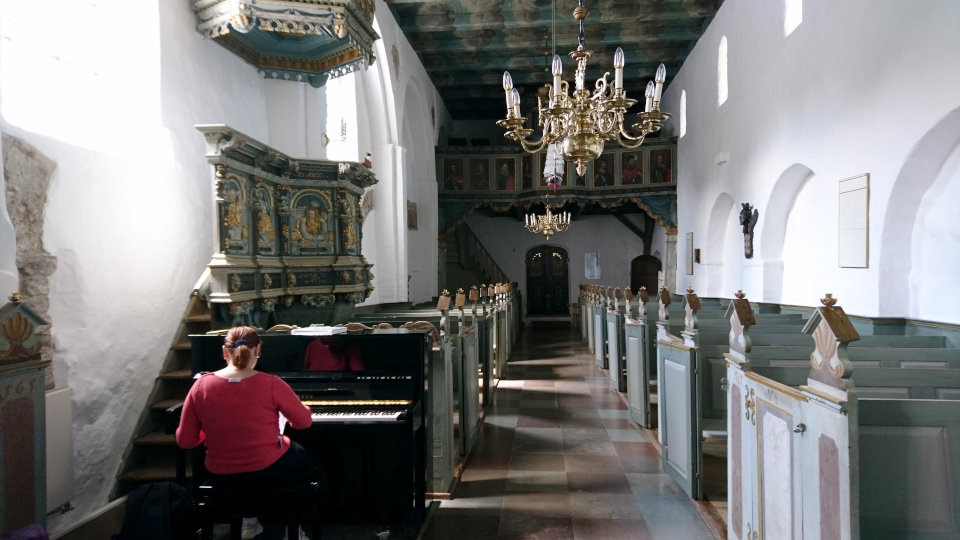 Пианино возле кафедры. Фото 2 июн. 2021, церковь Асмильд, Виборг, Дания