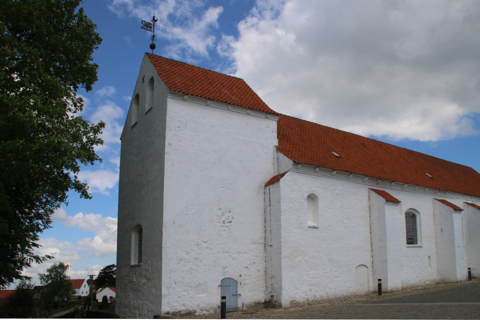 Башня церкви с флюгером. Фото 2 июн. 2021, церковь Асмильд, Виборг, Дания