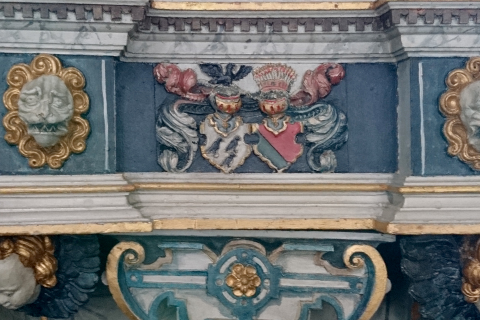 Фамильные гербы, украшающие кафедру. Фото 2 июн. 2021, церковь Асмильд, Виборг, Дания