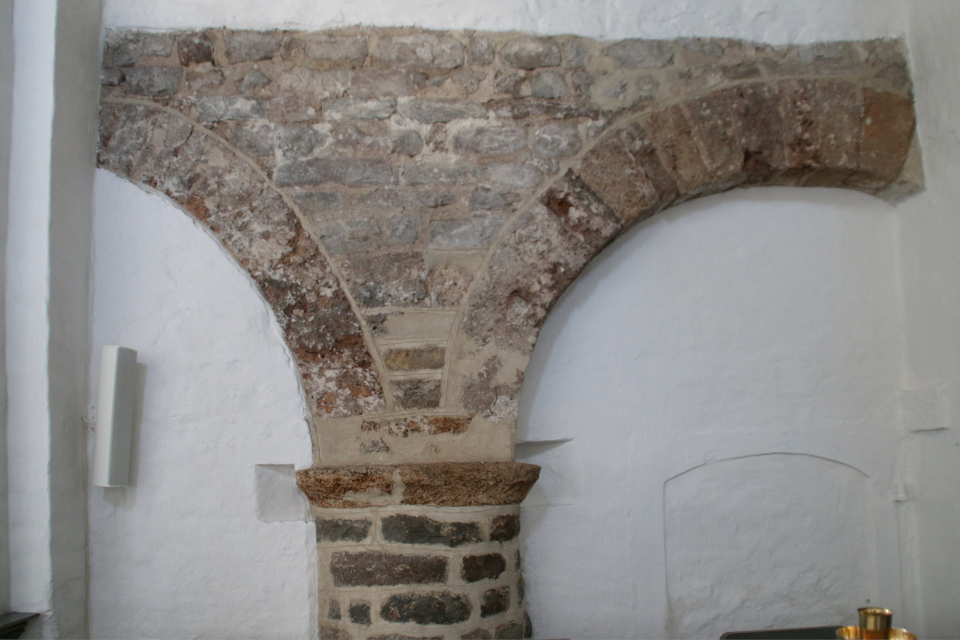 Каменная арка бывшего монастыря Асмильд. Фото 2 июн. 2021, Виборг, Дания
