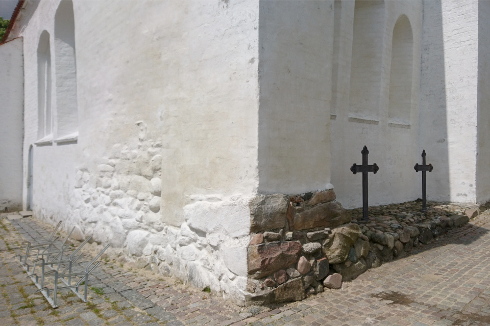 Каменный фундамент церкви Асмильд г. Виборг, Дания. Фото 2 июн. 2021