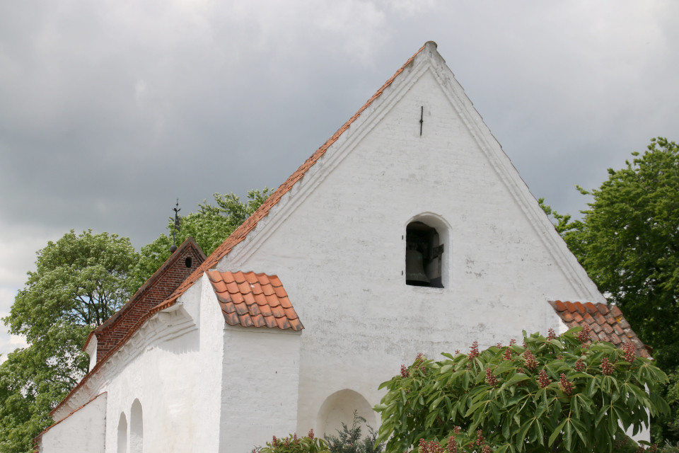 Старый колокол внутри церкви Асмильд, г. Виборг, Дания. Фото 2 июн. 2021