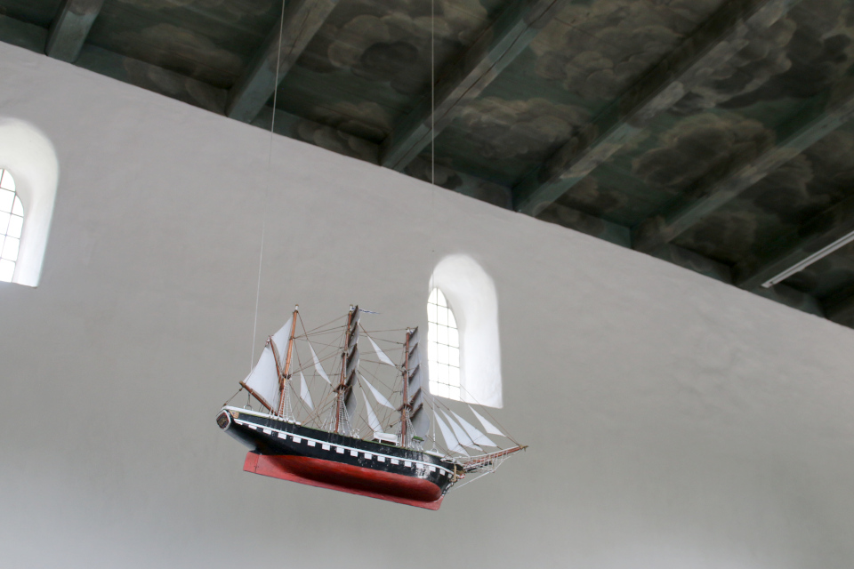 Корабль над потолком. Фото 2 июн. 2021, церковь Асмильд, Виборг, Дания