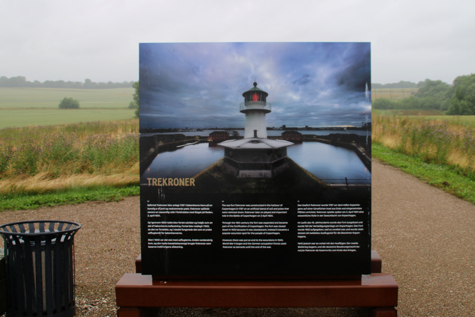 Плакат с фотографией крепости Трекронер в музее под открытым небом, Леллинге / Кёге, Дания. Фото 10 июл. 2021