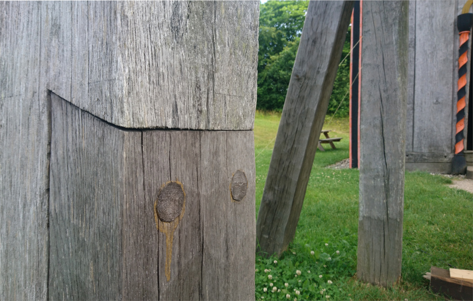 Деревянные гвозди столпа колокольни. Фото 2 июл. 2021, г. Орхус, Дания
