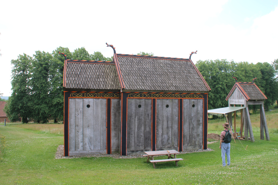 Вид церковь викингов со стороны музея Мосгорд. Фото 2 июл. 2021, г. Орхус, Дания