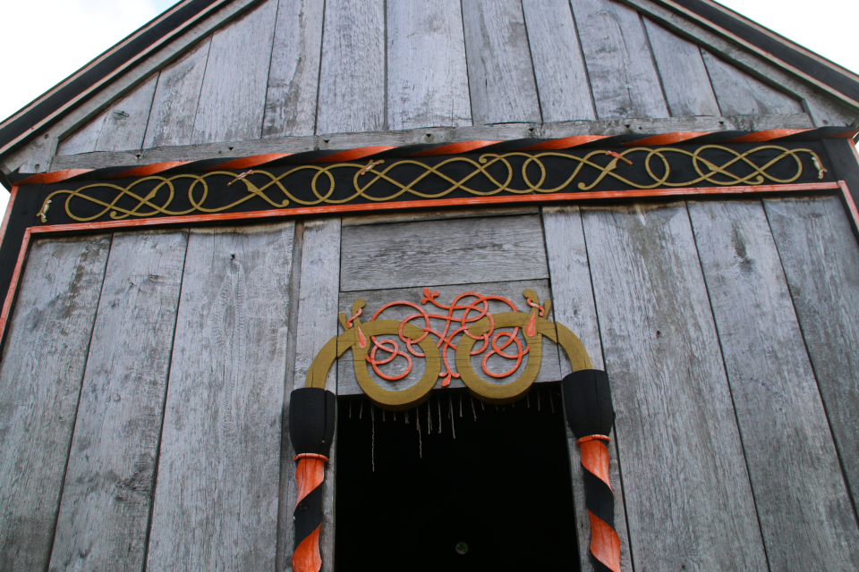Украшения со стороны входной двери. Деревянная церковь викингов Хёрнинг, г. Орхус, Дания. Фото 2 июл. 2021