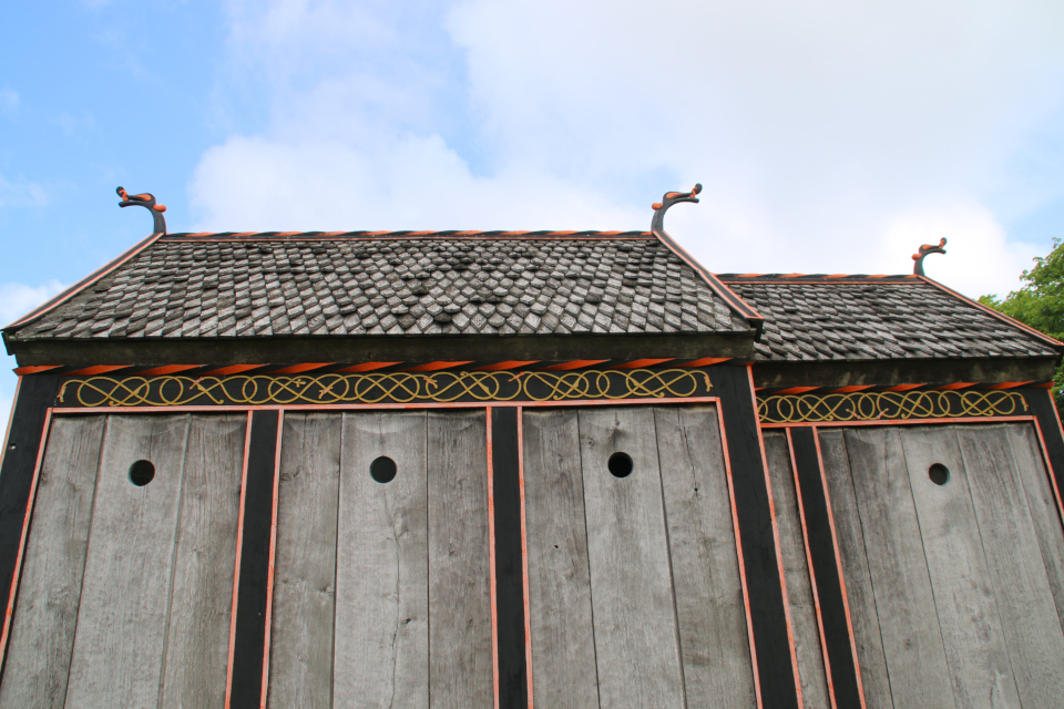 Крыша с деревянной черепицей. Церковь викингов Хёрнинг. Фото 2 июл. 2021, г. Орхус, Дания