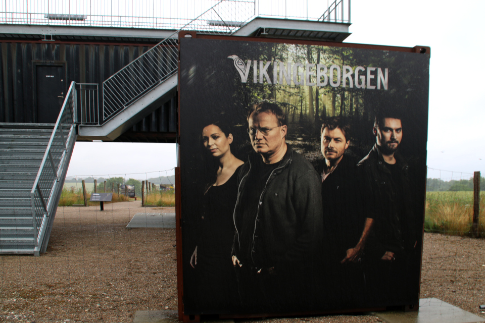 Фотографии археологов возле музея в контейнерах. Леллинге / Кёге, Дания. Фото 10 июл. 2021