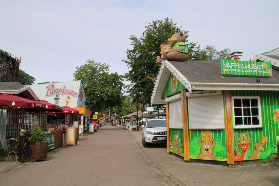 Парк развлечений Баккен (Дирехавсбаккен), Dyrehavsbakken (Bakken), Клампеборг (Klampenborg), Дания. 9 июля 2021