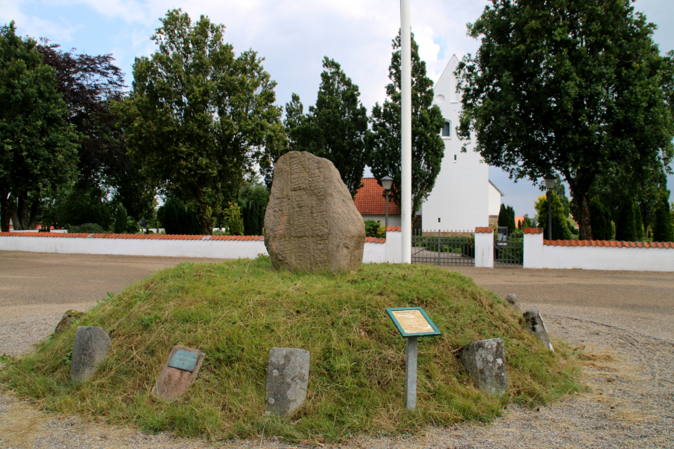 Рунный камень церкви Бэкке (Runestenen Bække Kirke), Дания. 28 июля 2021