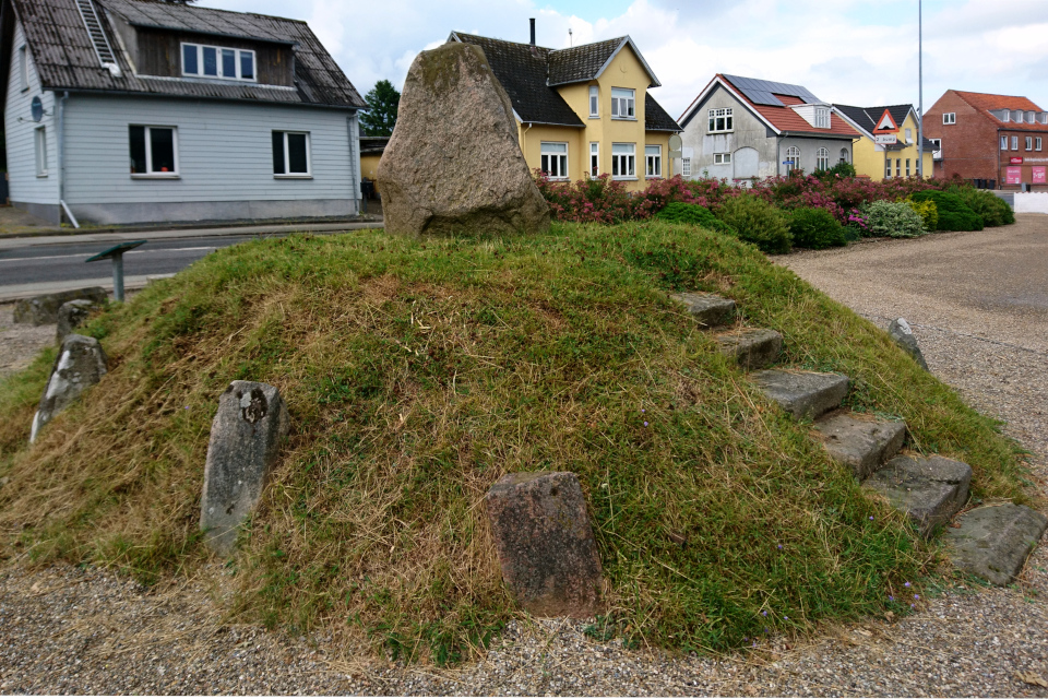 Рунный камень церкви Бэккен (Runestenen Bække Kirke), Дания. 28 июля 2021
