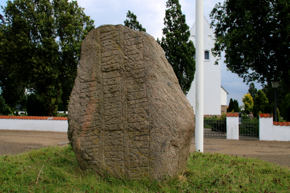 Рунный камень церкви Бэкке (Runestenen Bække Kirke), Дания. 28 июля 2021