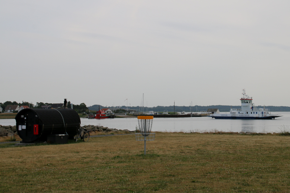 Диск-гольф и сауна. Фьорд Рандерс. Удбюхой (Udbyhøj, Havndal), Дания. Фото 28 июля 2021 