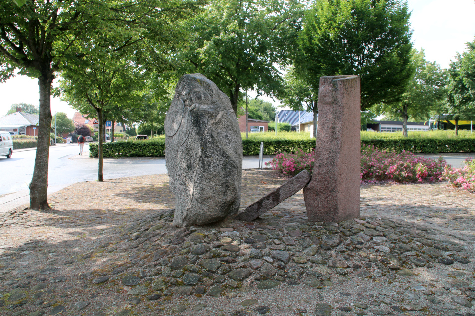 Памятник Хэрвайн (Hærvejen), музей г. Бэкке, Дания. Фото 28 июл. 2021
