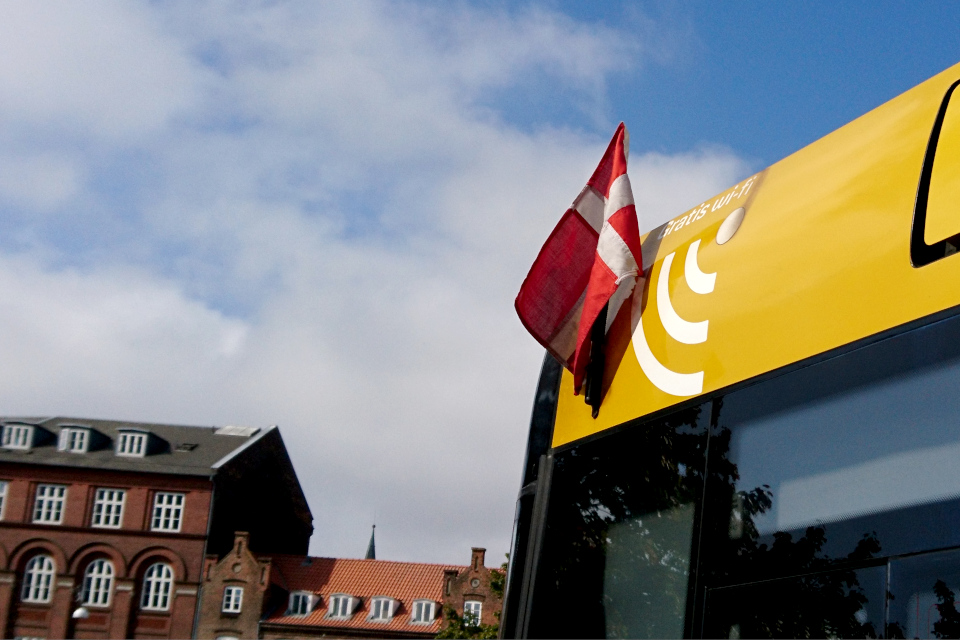 Флажок на автобусе по случаю праздничной недели, Rutebilstation, Орхус, Дания. Фото 2 сент. 2021
