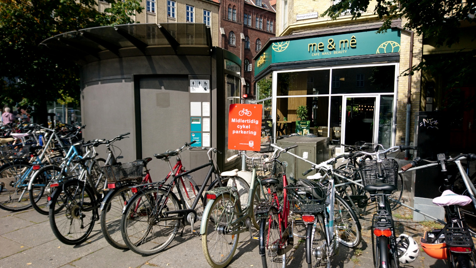  Временная парковка велосипедов, возле пешеходной улицы и ж/д вокзала. Фото 2 сент. 2021, Орхус, Дания