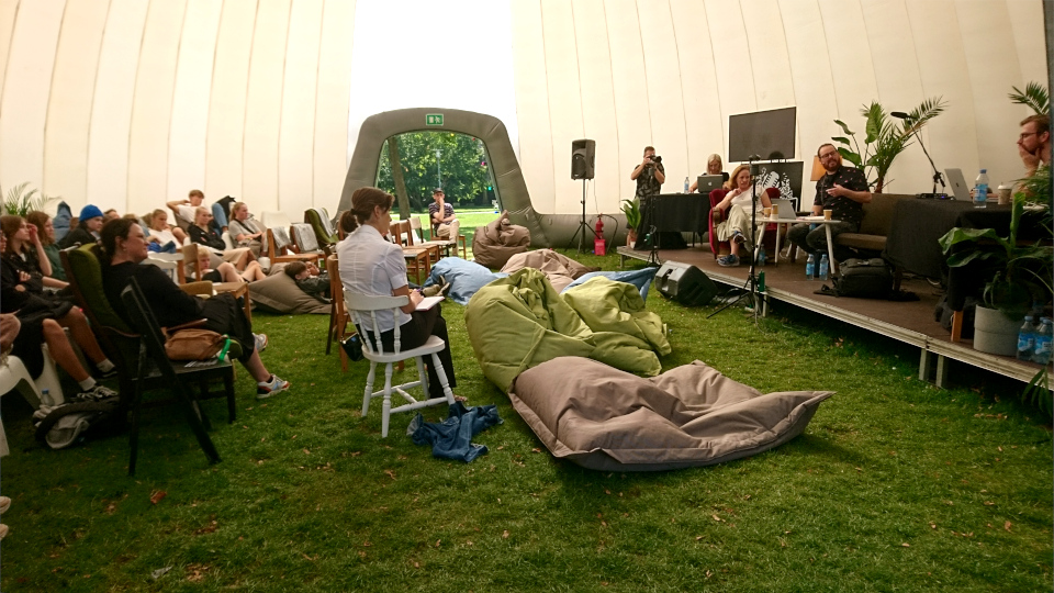 Внутри надувшон палатки. Праздничная неделя Орхус 2021, парк ратуши, Дания. Фото 2 сент. 2021