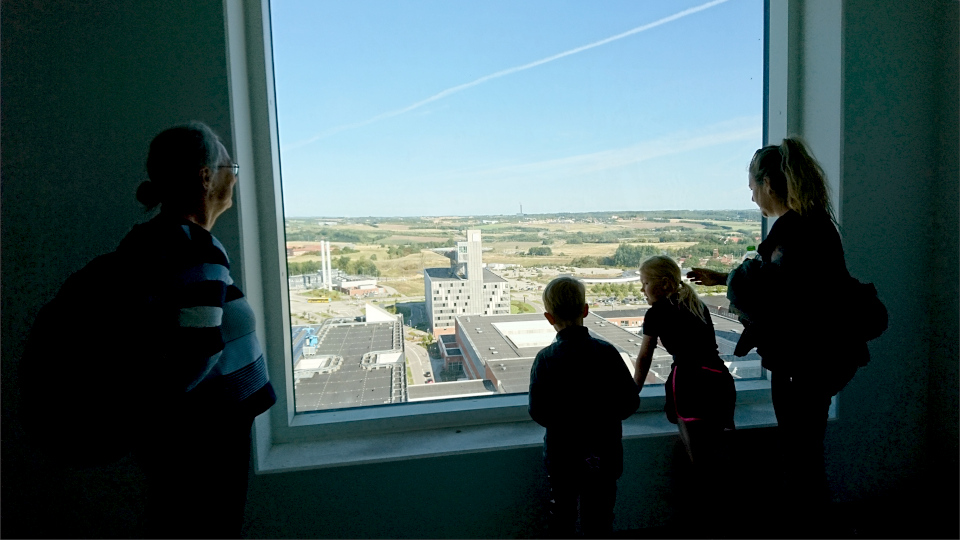 Вид из окна. Форум - день открытых дверей (Forum - Åbent Hospital), Университетская больница Орхус, Дания. Фото 5 сент. 2021