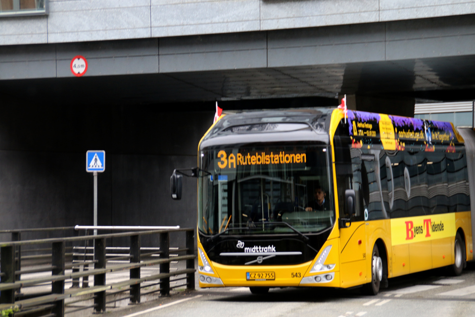 Городской автобус рекламой и флажками по случаю праздничной недели, Åboulevarden, Орхус, Дания. Фото 2 сент. 2021