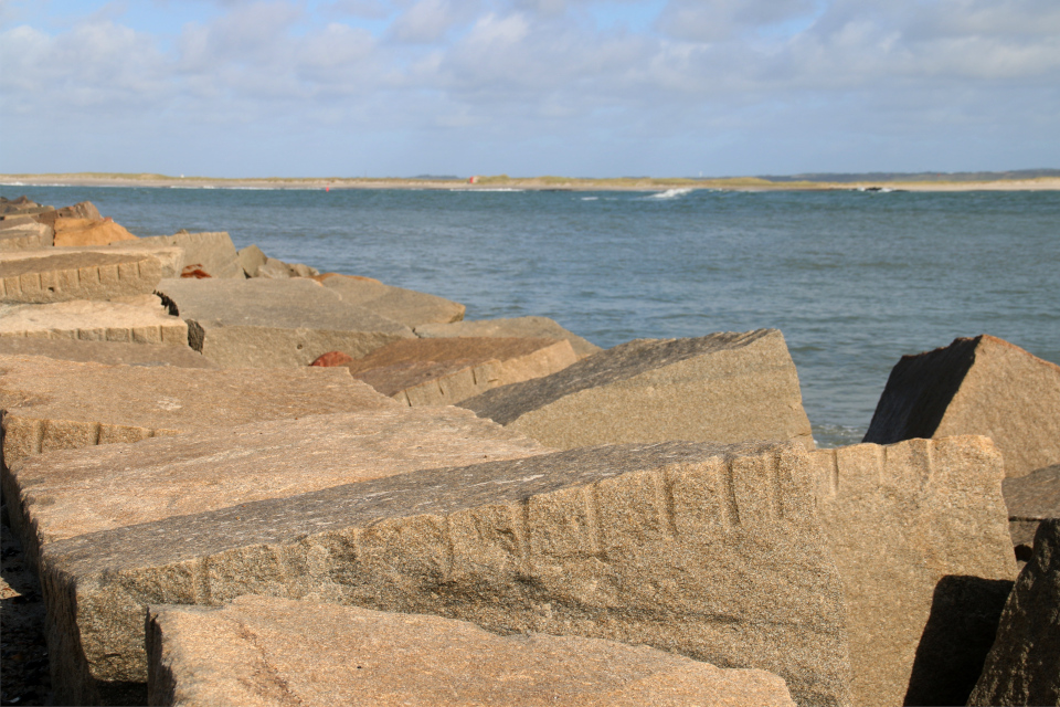 Колотые камни. Берегоукрепление. Канал Тюборён (Thyborøn Kanal), Дания. Фото 25 сент. 2021