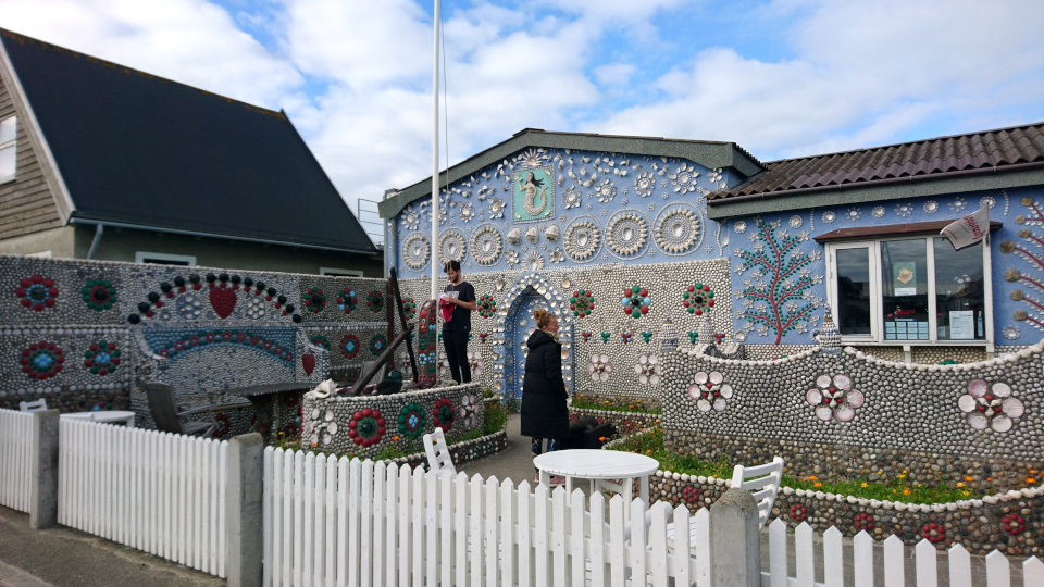 Флаг Даннеброг. Дом с ракушками Тюборён (Sneglehuset, Thyborøn), Дания. Фото 26 сент. 2021