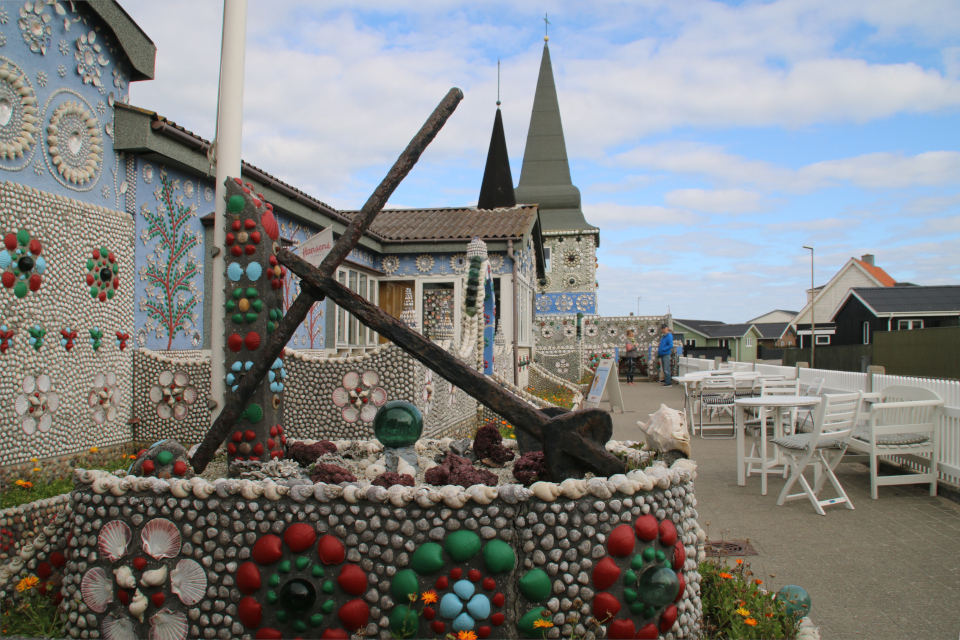 Якорь. Дом с ракушками Тюборён (Sneglehuset, Thyborøn), Дания. Фото 26 сент. 2021