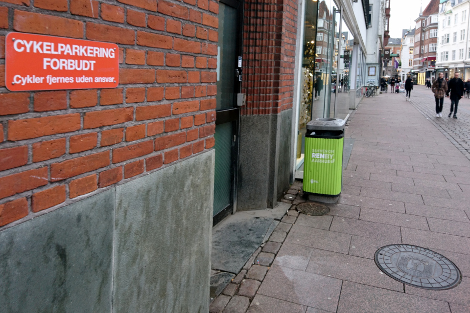 "Парковка велосипедов запрещена" - табличка на стене здания, площадь , Орхус, Дания. Фото 14 нояб. 2021