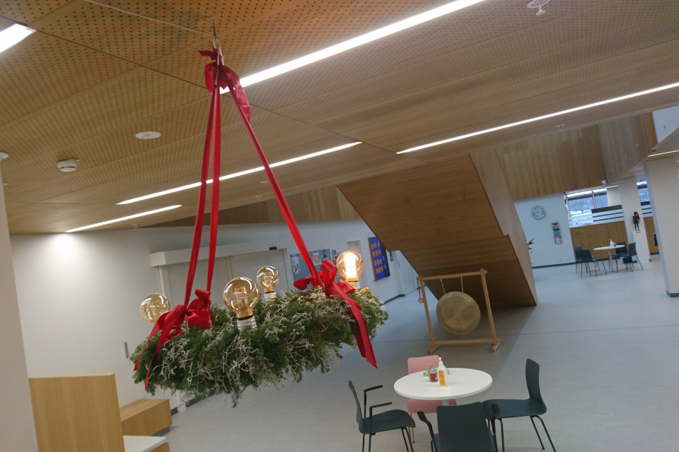 Венок-адвент с одной "свечой" в зале университетской больницы г. Орхус, Дания. 5 ноября 2023