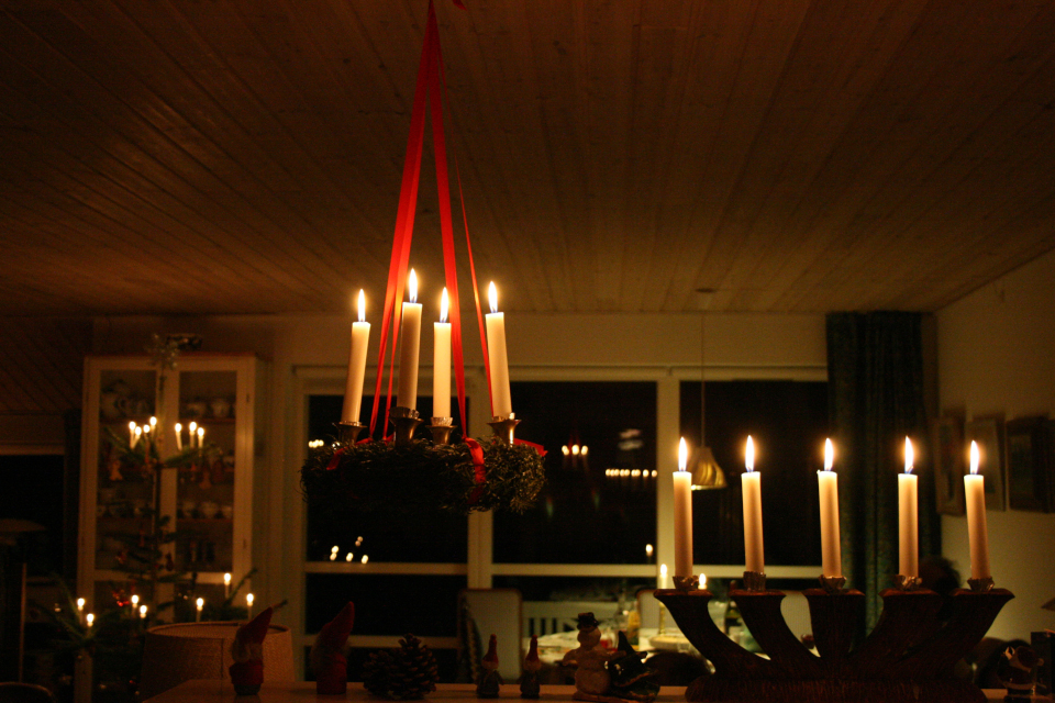 Венок Адвента в зале частного дома, г. Йортсхой, Дания. Фото 30 дек 2008