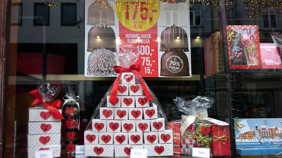 Рождественские календари и календари адвент на витрине магазина сладких подарков в центре г. Орхус, Дания. Фото 14 нояб. 2021