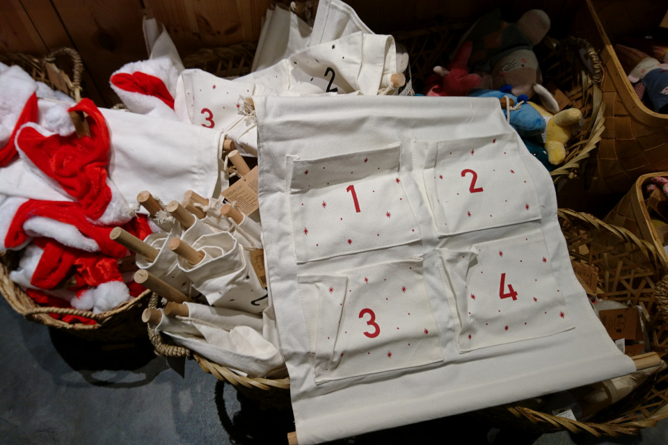 Панно с четырьмя кармашками для подарков.Адвент календарь в Дании. Фото 14 нояб. 2021, магазин Søstrene Grene, г. Орхус, Дания 