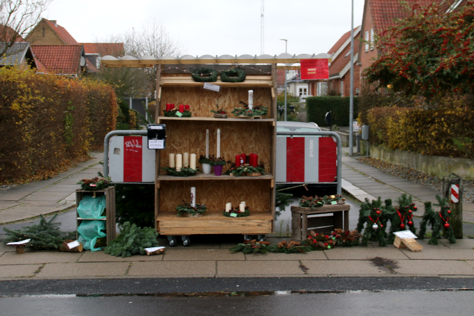 Дорожный ларек самообслуживания с рождественскими украшениями возле дороги, г. Рандерс, Дания. Фото 20 нояб. 2021