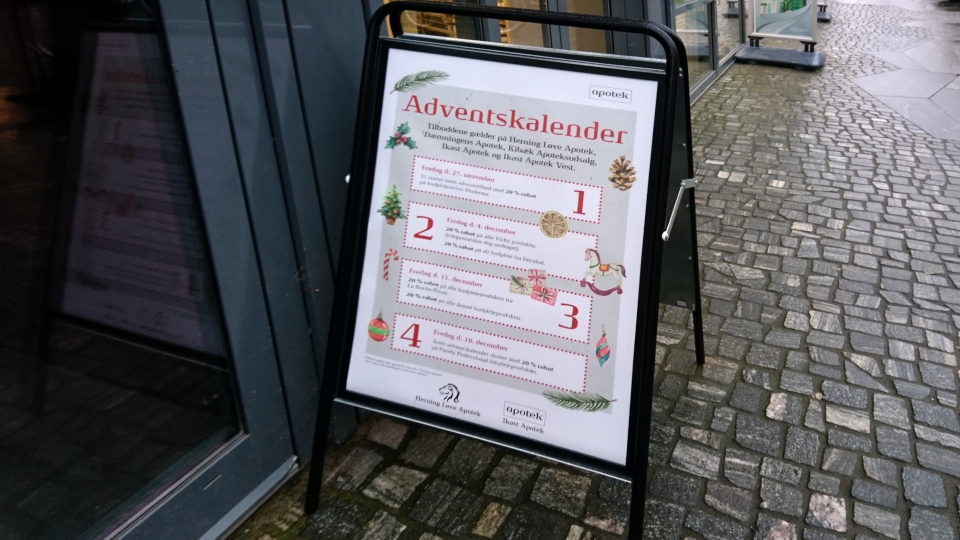 Адвент календарь в Дании - рождественские скидки на товары в аптеке. Фото 15 дек. 2020, г. Хернинг, Дания