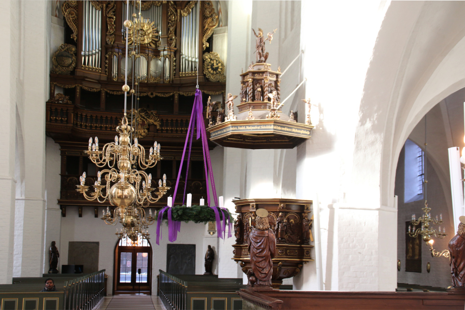Венок адвента в церкви Святого Мартина (Sct. Mortens Kirke), г. Рандерс, Дания. Фото 26 нояб. 2021