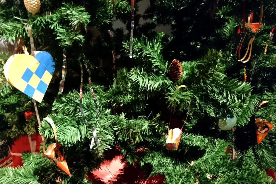 Украшенная рождественская елка в музее г. Рандерс, Дания. Фото 16 нояб. 2021
