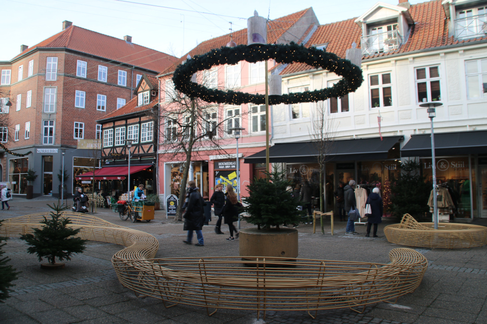 Adventkrans. Рождественское убранство в Рандерс, Дания. Фото 26 нояб. 2021