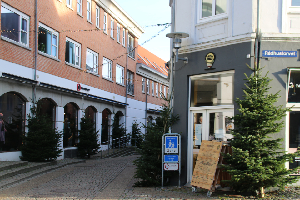 Rådhustorven. Slotsgade. Рождественское убранство в Рандерс, Дания. Фото 26 нояб. 2021