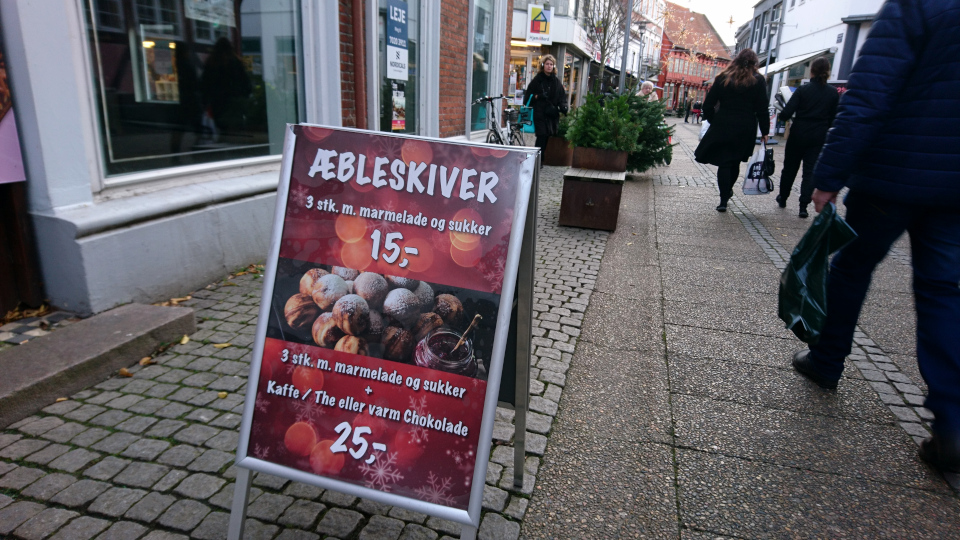 Æbleskiver. Рождественское убранство в Рандерс, Дания. Фото 26 нояб. 2021