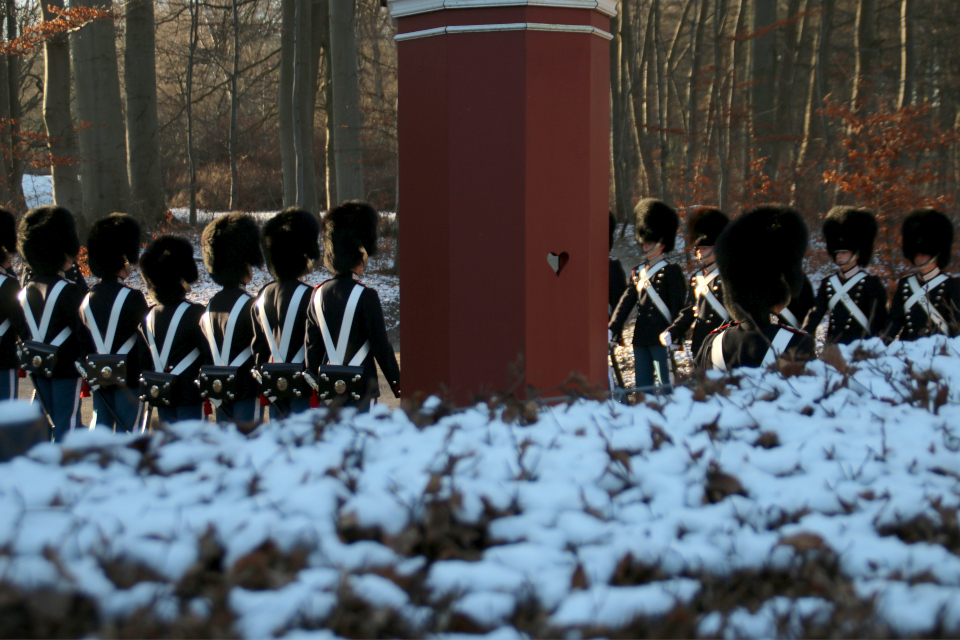 Королевские гвардейцы в парке Марселисборг, г. Орхус, Дания. 27 дек 2021