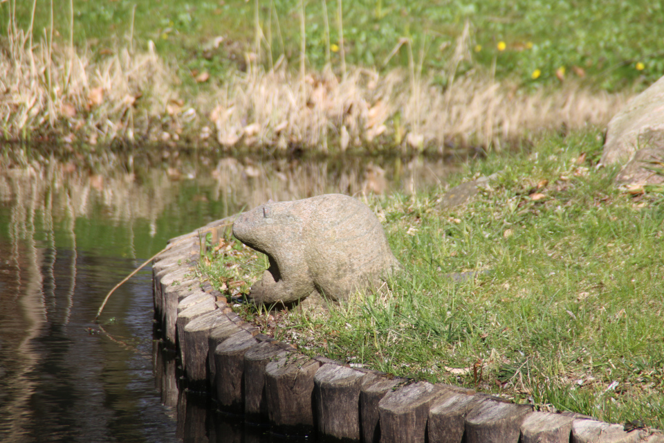 Каменный бобр в парке Марселисборг. Фото 15 апр. 2021, г. Орхус, Дания