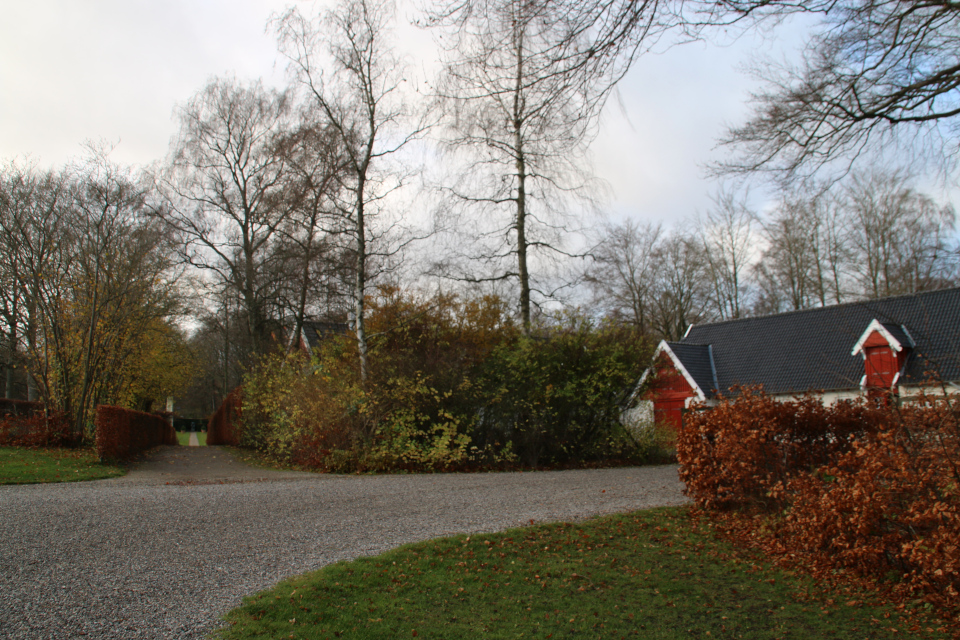 Хозяйственные постройки с гаражами. Королевский парк Марселисборг anno 2021. Фото 25 нояб. 2021, г. Орхус, Дания
