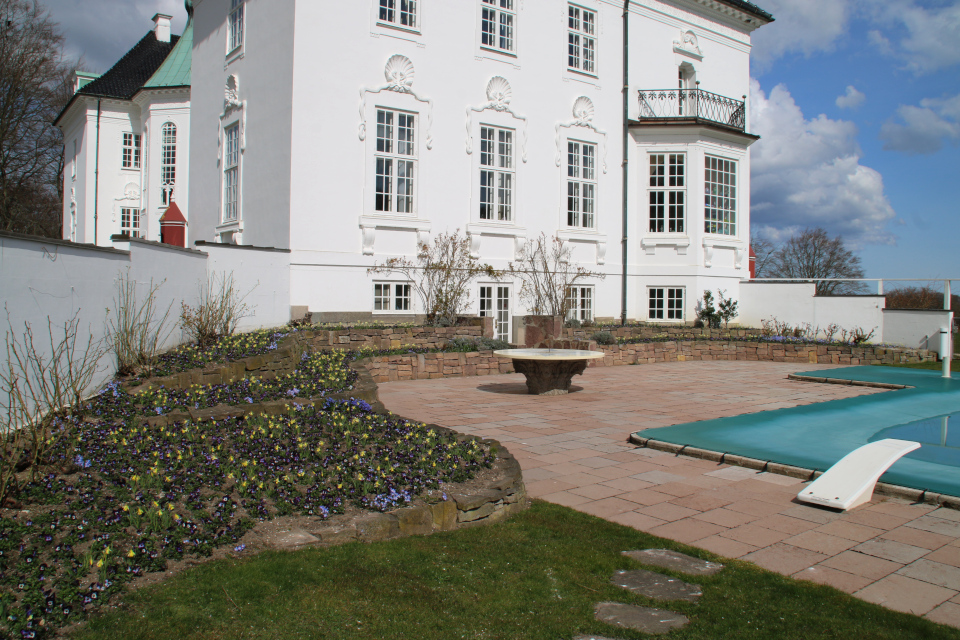 Личный дворик дворца в парке Марселисборг. Фото 15 апр. 2021, г. Орхус, Дания