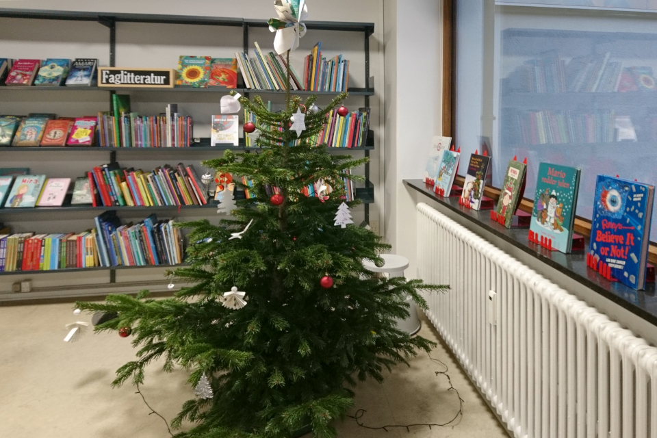 Рождественская елка в библиотеке Вибю, г. Орхус, Дания. Фото 10 окт. 2021