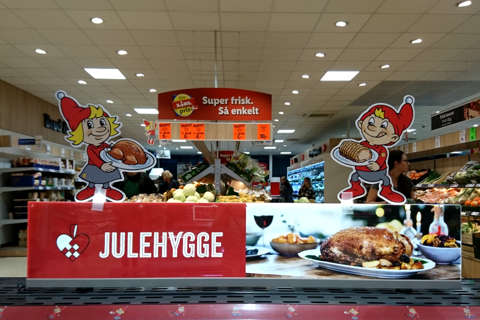 Реклама жареного гуся в супермаркете с текстом "рождественский уют" (дат. "julehygge"). Фото 14 дек. 2021