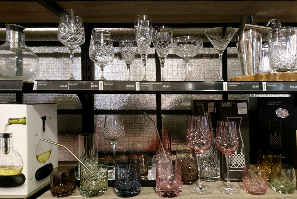 Разноцветные хрустальные бокалы. Магазин Саллинг, Дания. Фото 14 нояб. 2021