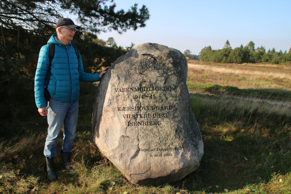 Памятный камень участников Движения Сопротивления. Моренный холм Исенберг (Isenbjerg Bakkeø), Икаст, Дания. 10 окт. 2021