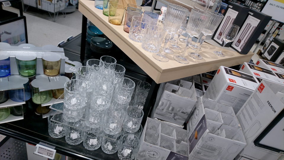 Изделия из стекла "под хрусталь" в супермаркете, г. Вибю, Дания. Фото 12 янв. 2022