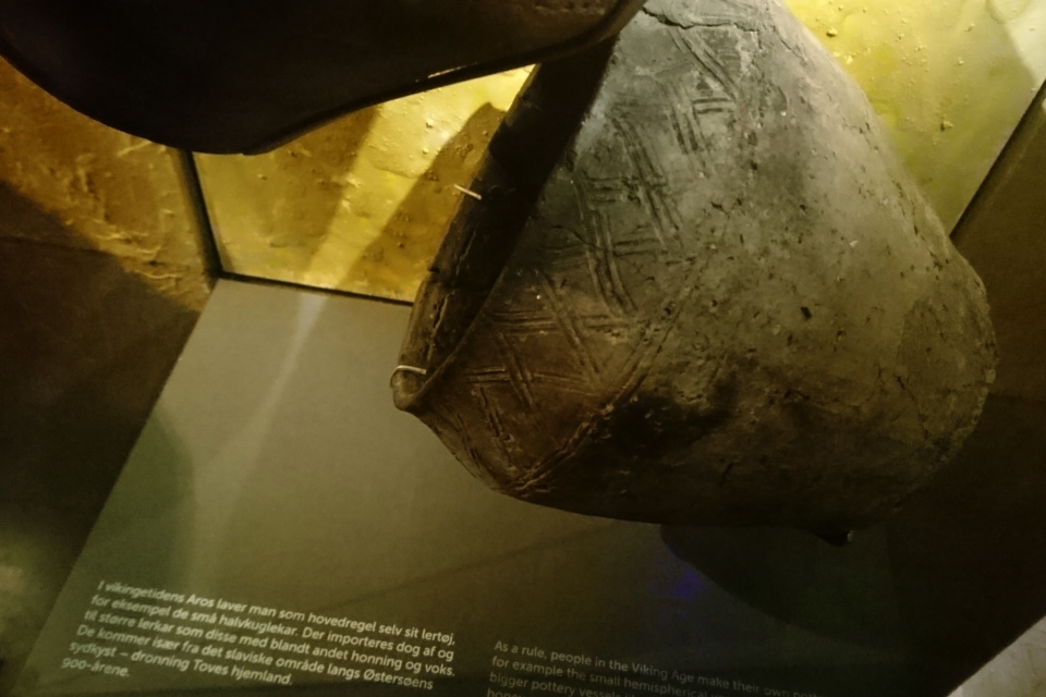 Славянская глиняная посуда. Викинги в Орхусе, музей Мосгорд, Дания. Фото 6 фев. 2020